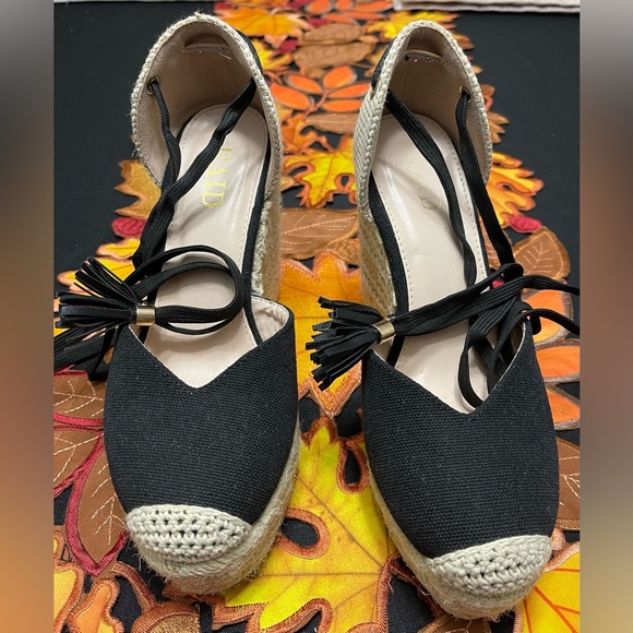 *SOLD* Nice pair of gently used platform heels. - Picture 2 of 4